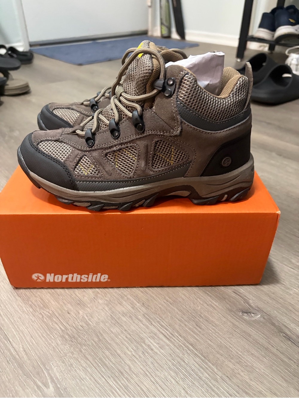 New NIB Boy’s sz 5 37EU Northside Caldera Jr
Trail Stone yellow hiking boots